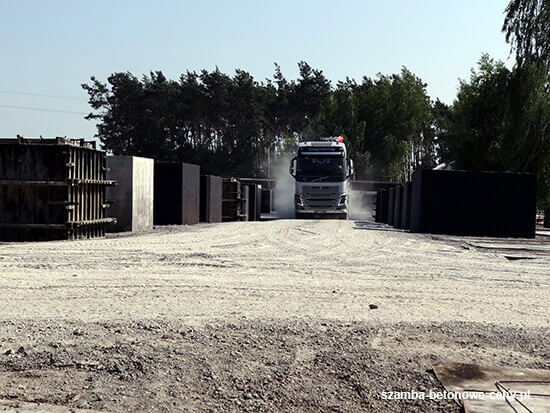 Szamba betonowe Bychawa - załadunek zbiornika na transport
